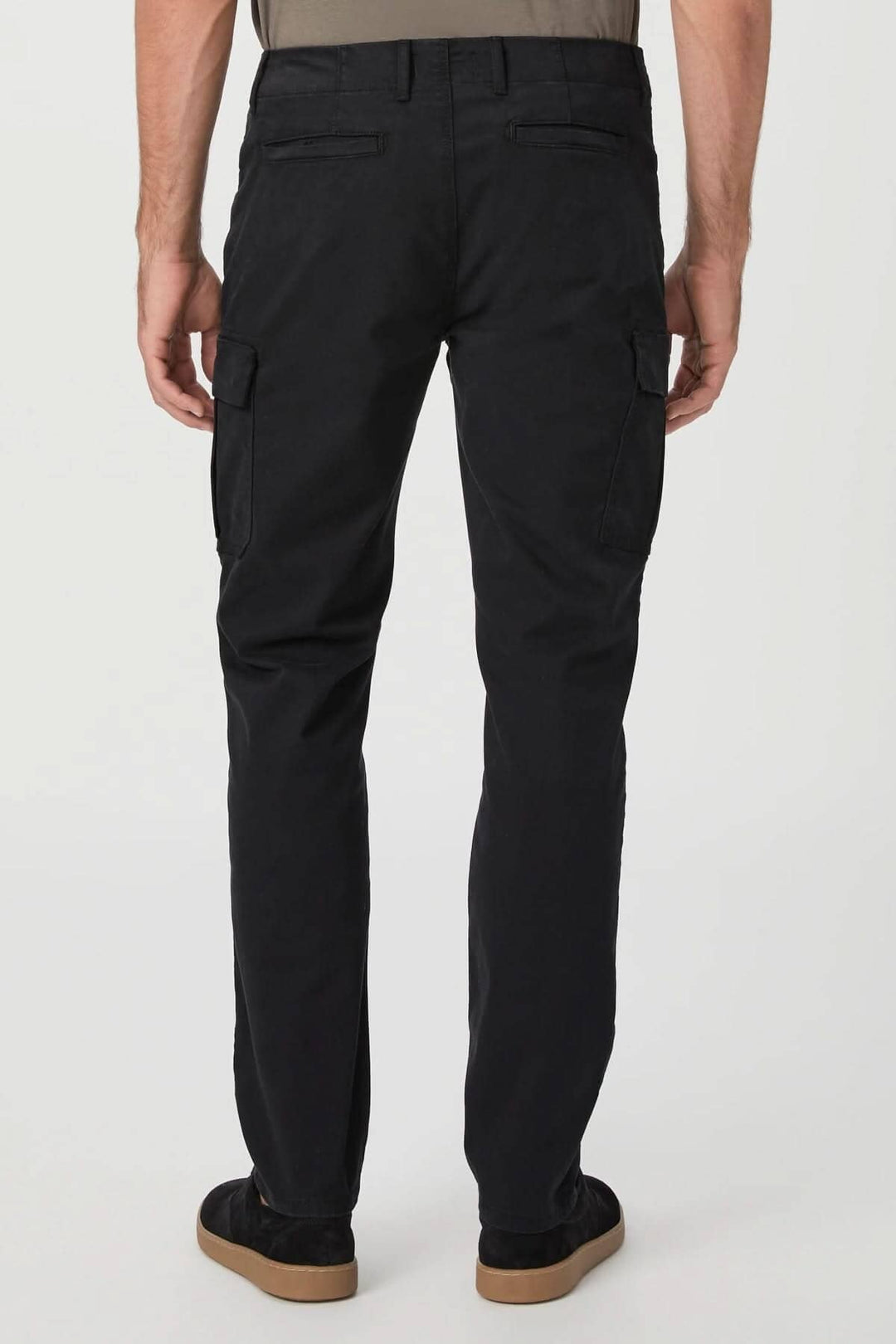 Pantalon cargo Robin noir avec poches sur les côtés, ajusté à la taille et effilé aux chevilles.