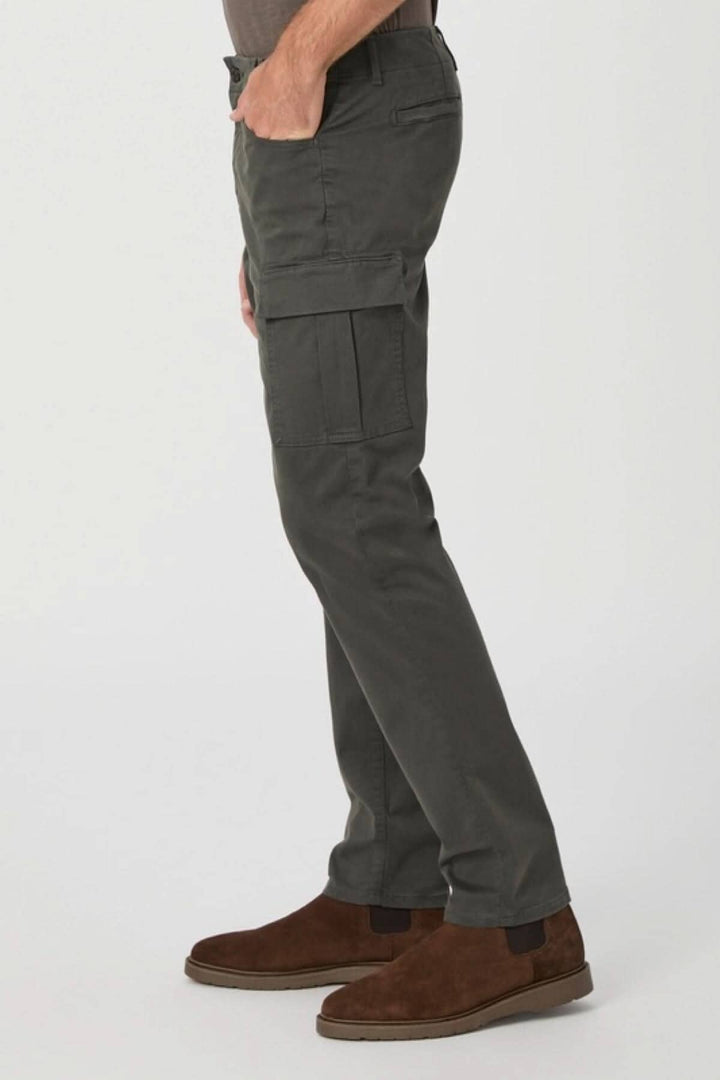 Pantalon cargo homme en satin extensible, coupe ajustée, poches sur le côté, coloris gris.