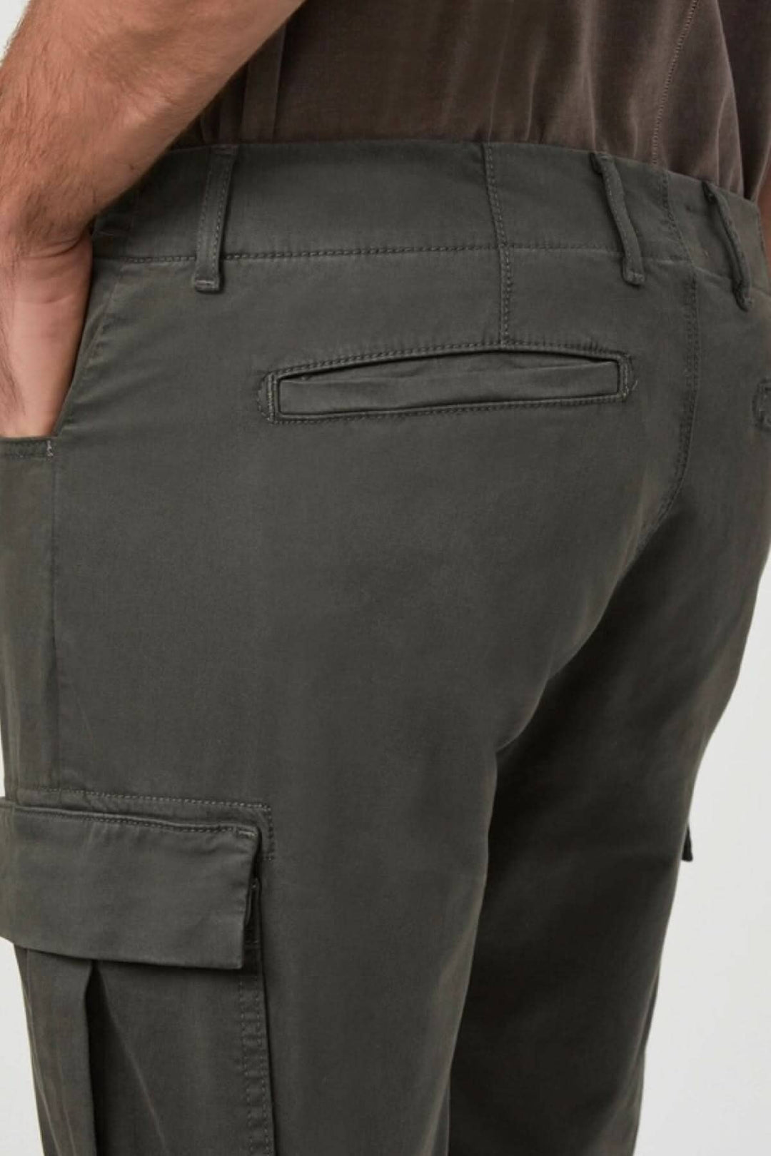 Détails arrière du pantalon Cargo Robin en satin extensible, couleur olive, poches pratiques.