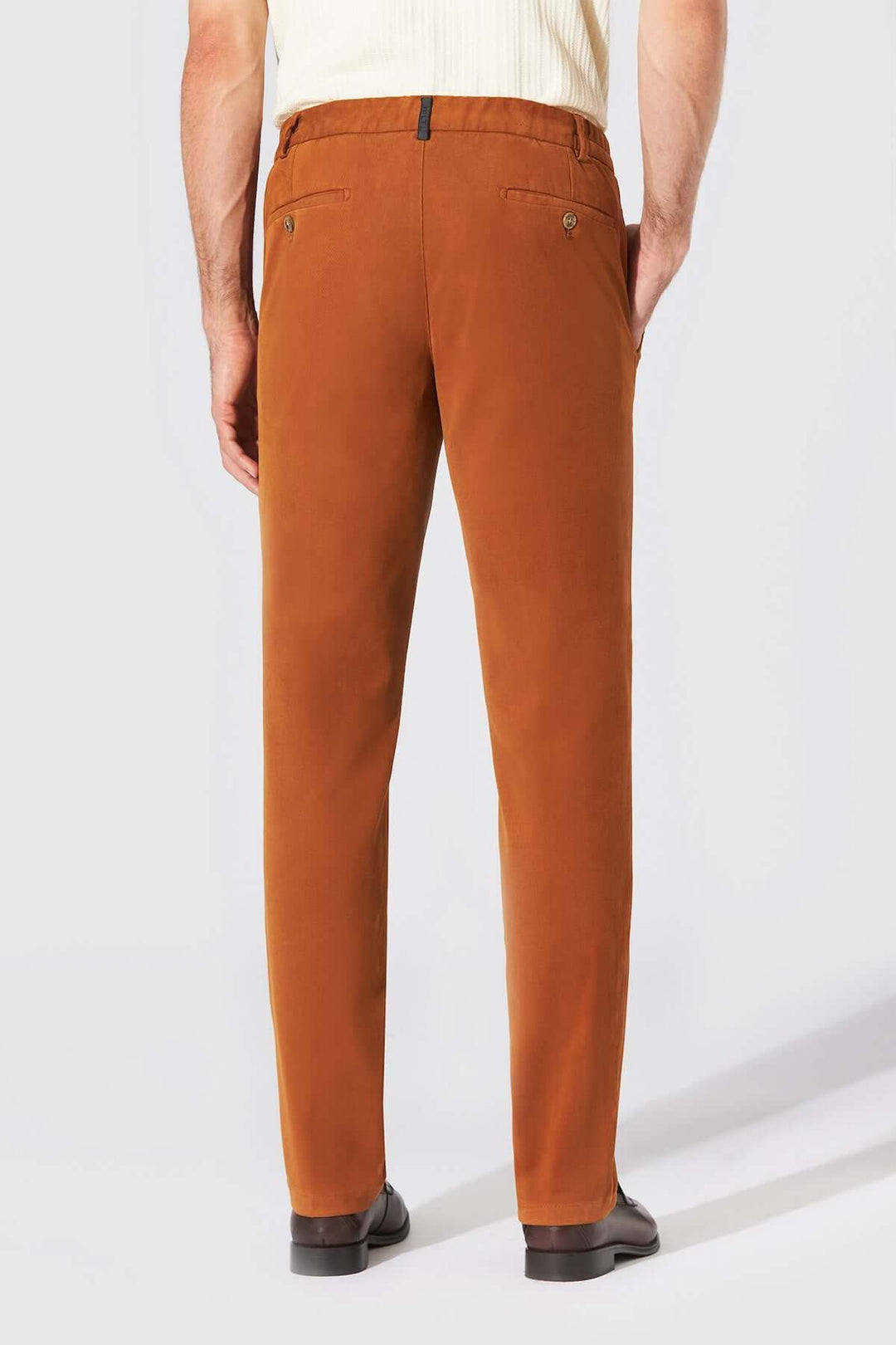 Pantalon Chino Trento marron avec coupe ajustée et ceinture élastiquée de HILTL, confort remarquable et élégance décontractée.