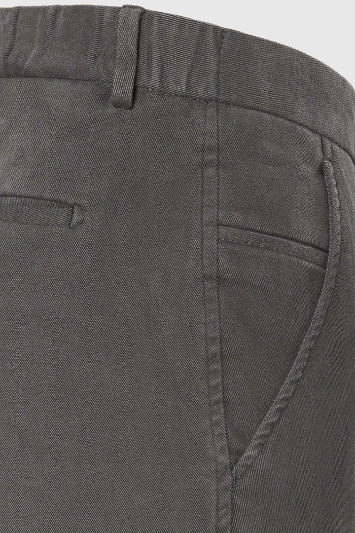 Vue latérale du Pantalon Chino Trento en sergé de coton gris avec coupe ajustée et ceinture élastiquée.