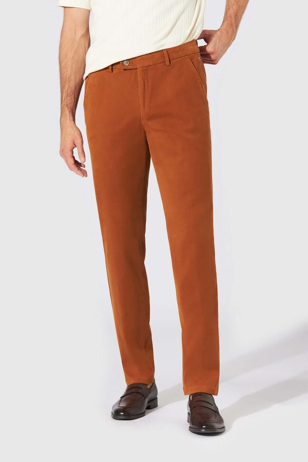 Pantalon Chino Trento, élégance décontractée, coupe ajustée, coton doux, ceinture élastiquée, HILTL, confort remarquable.