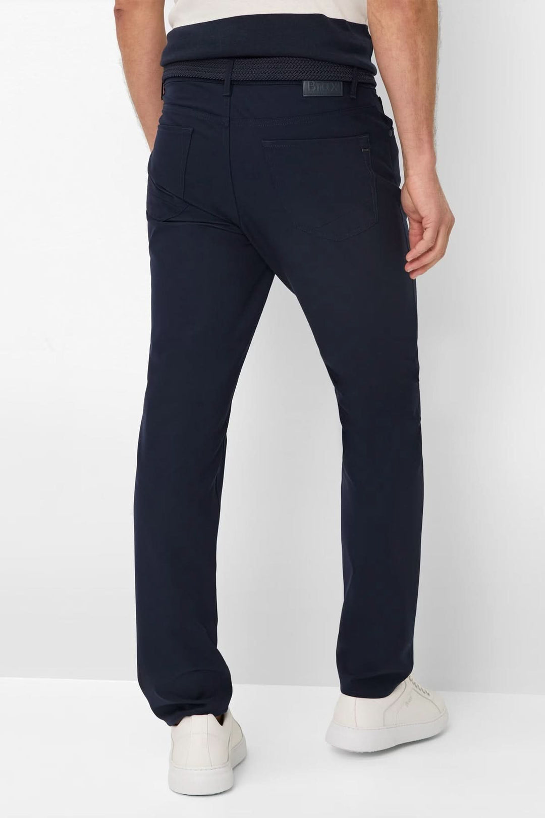 Pantalon Chuck homme vue arrière, coupe droite moderne, bleu marine, taille régulière, matière extensible, idéal pour style quotidien soigné.