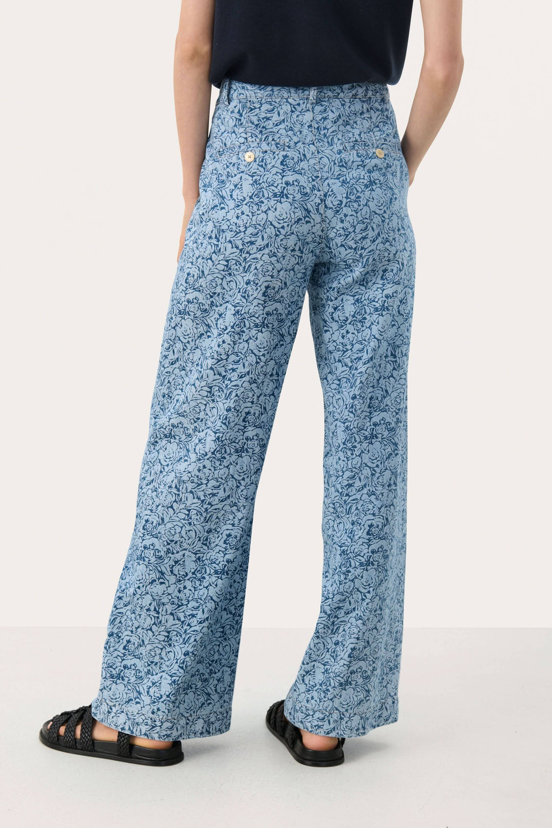 Pantalon Coralie à motif floral, coupe large et taille haute, conçu pour un style élégant et un confort optimal.