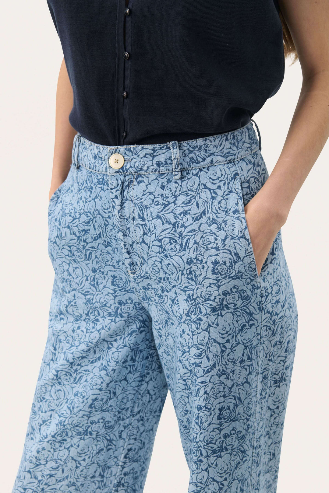 Pantalon Coralie à motif floral, coupe large et taille haute, confortable et élégant pour un style sophistiqué.
