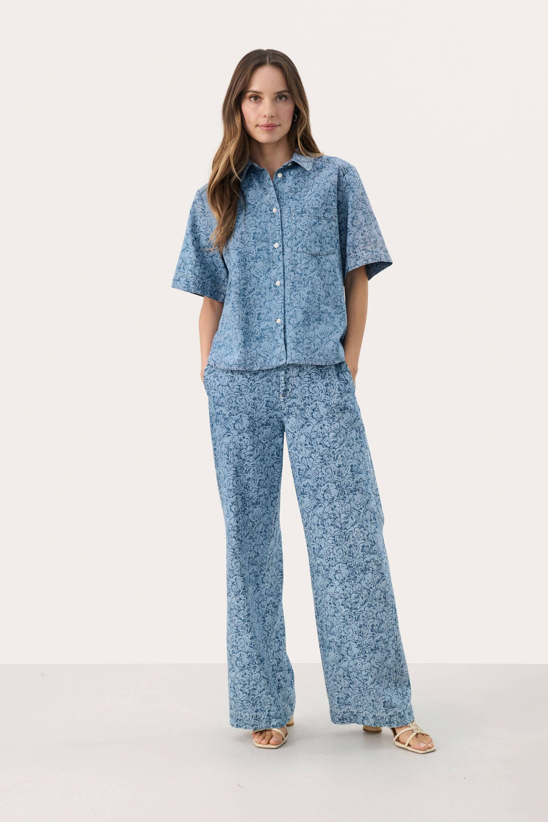 Pantalon Coralie à motif floral, taille haute et coupe large, idéal pour une allure sophistiquée et confort optimal.