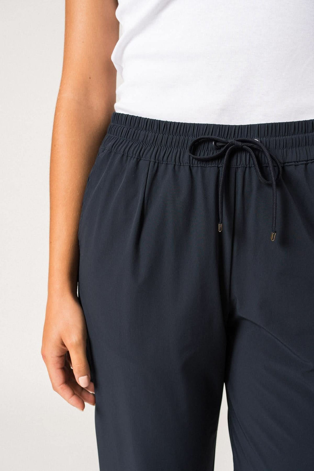 Détail du pantalon DEBORAH avec taille élastique et cordon, idéal pour confort et style.