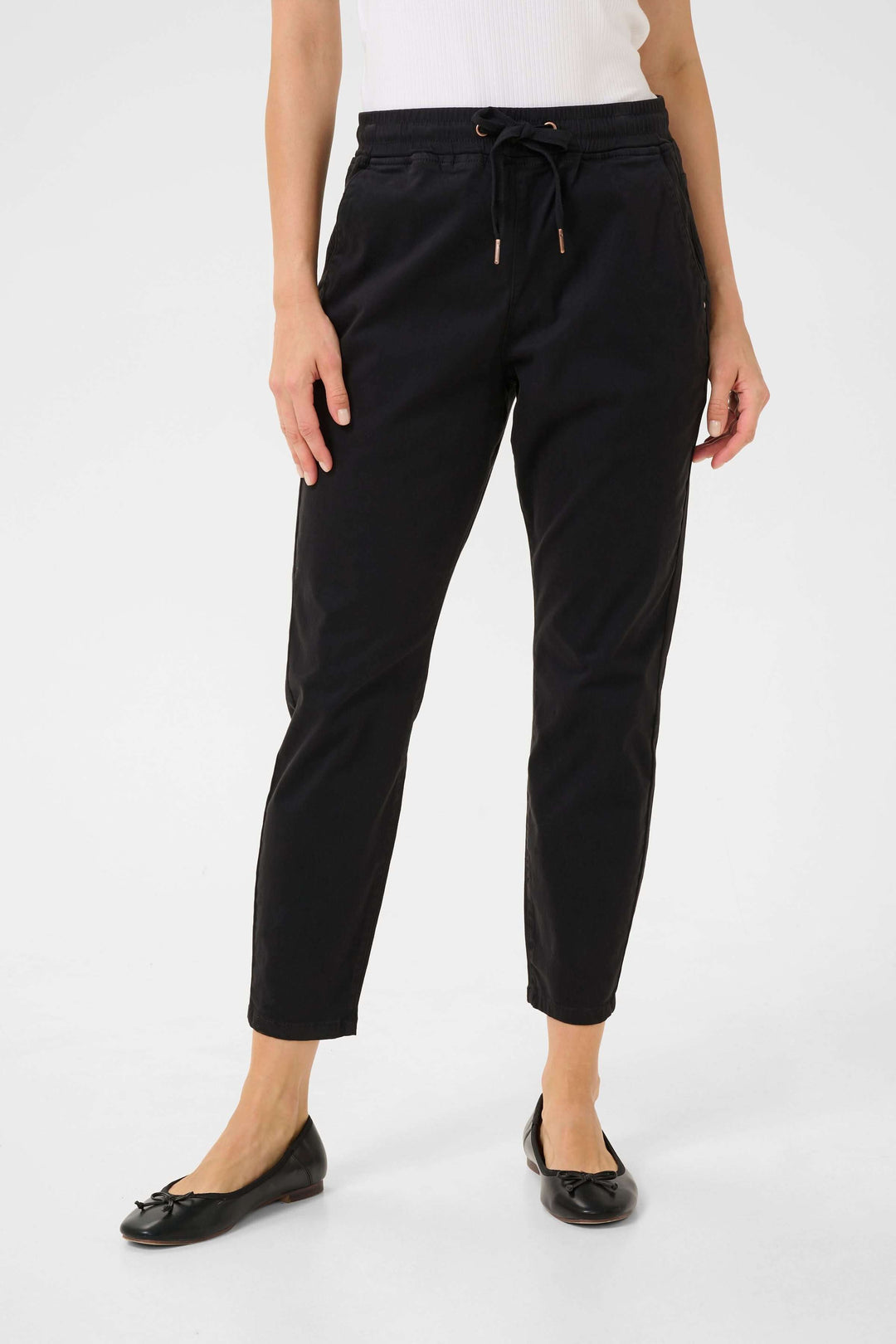 Pantalon décontracté noir pour femmes, style jogger chic avec taille élastique et cordon ajustable.