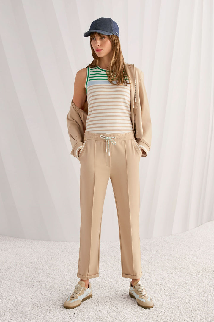 Femme portant le Pantalon FRIA à enfiler en mélange de coton avec taille élastique et cordon, look casual chic maîtrisé.