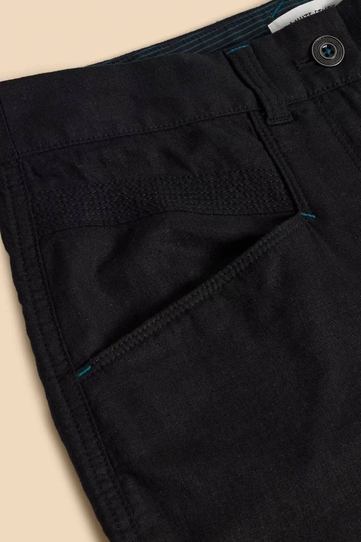 Détail du Pantalon Harper en noir, montrant la texture et les poches avant.