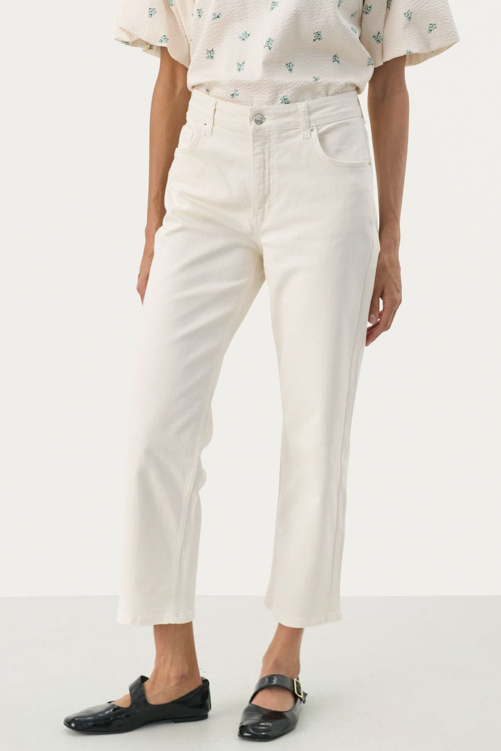 Pantalon Judya en denim blanc, coupe évasée et raccourcie, idéal pour un look moderne et décontracté.