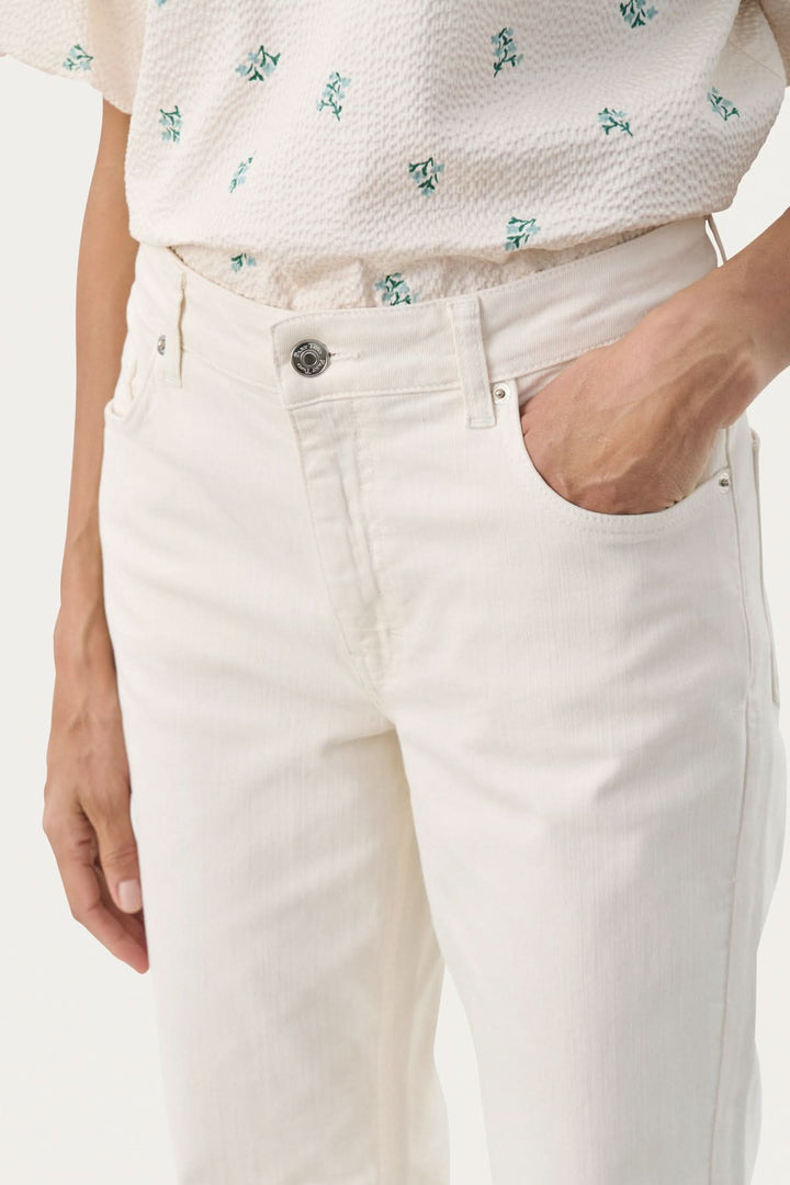 Pantalon Judya en denim blanc, coupe évasée avec taille mi-haute, pour un look moderne et décontracté.