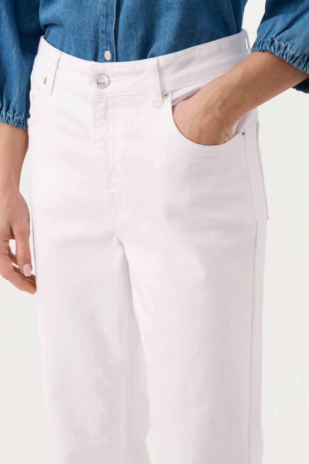Pantalon Judya en denim blanc, coupe évasée et raccourcie, style moderne et décontracté avec poches.