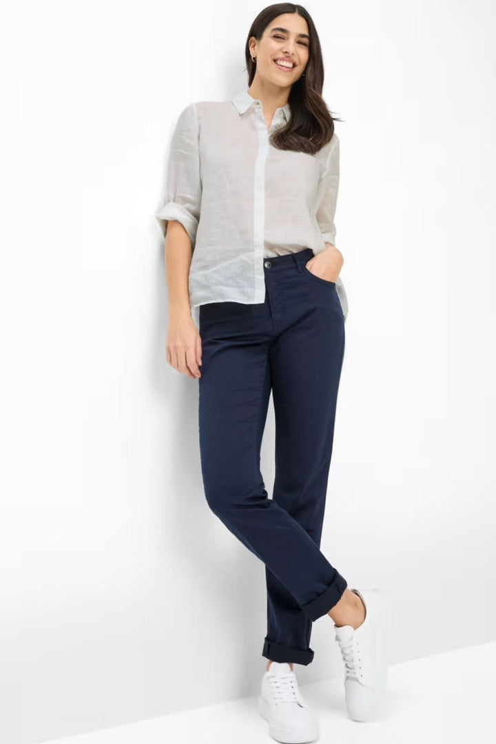 Modèle portant le Pantalon MARY droit longueur cheville, polyvalent et confortable, idéal avec baskets ou chaussures habillées.
