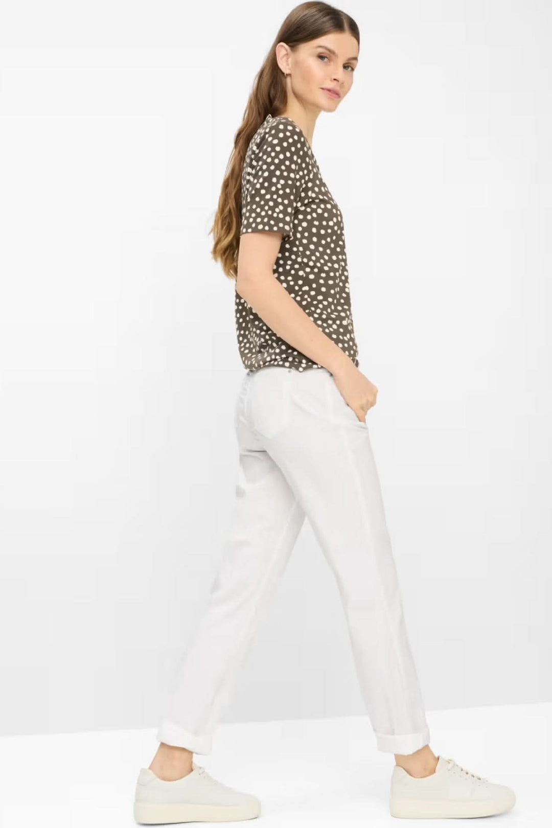 Pantalon MARY, coupe droite et longueur cheville, retroussé, blanc, porté avec des baskets, polyvalent et intemporel.