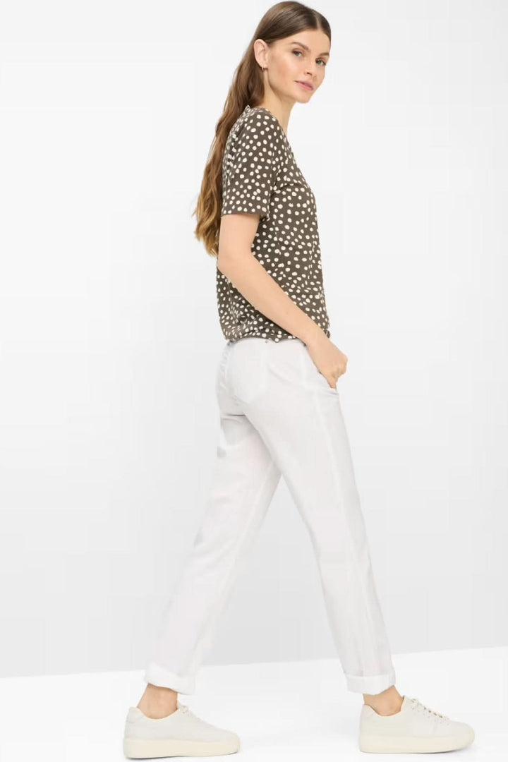 Pantalon MARY, coupe droite et longueur cheville, retroussé, blanc, porté avec des baskets, polyvalent et intemporel.