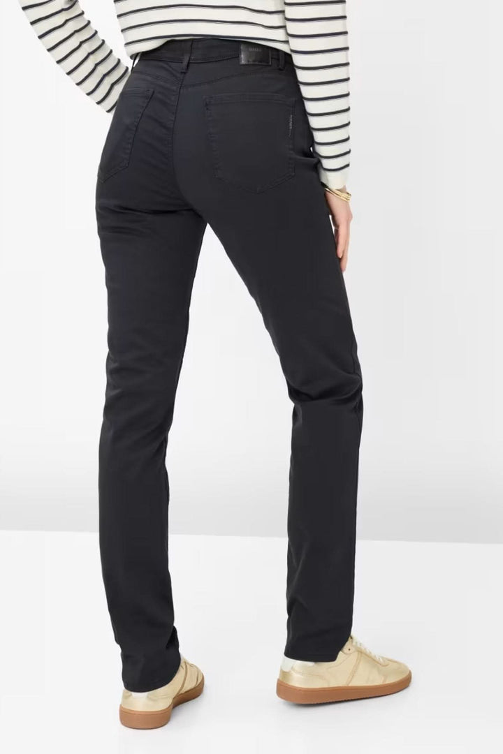 Vue arrière du Pantalon MARY avec coupe droite et design classique, porté avec des chaussures marron, parfait pour une tenue décontractée.