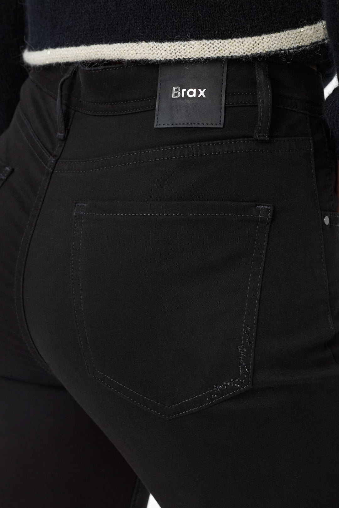 Vue arrière du Pantalon Mary noir avec coupe droite et poche arrière, idéal pour un look quotidien confortable et polyvalent.