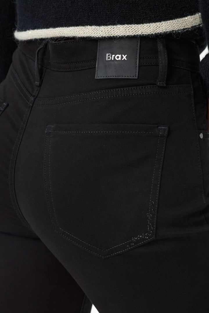 Vue arrière du Pantalon Mary noir avec coupe droite et poche arrière, idéal pour un look quotidien confortable et polyvalent.