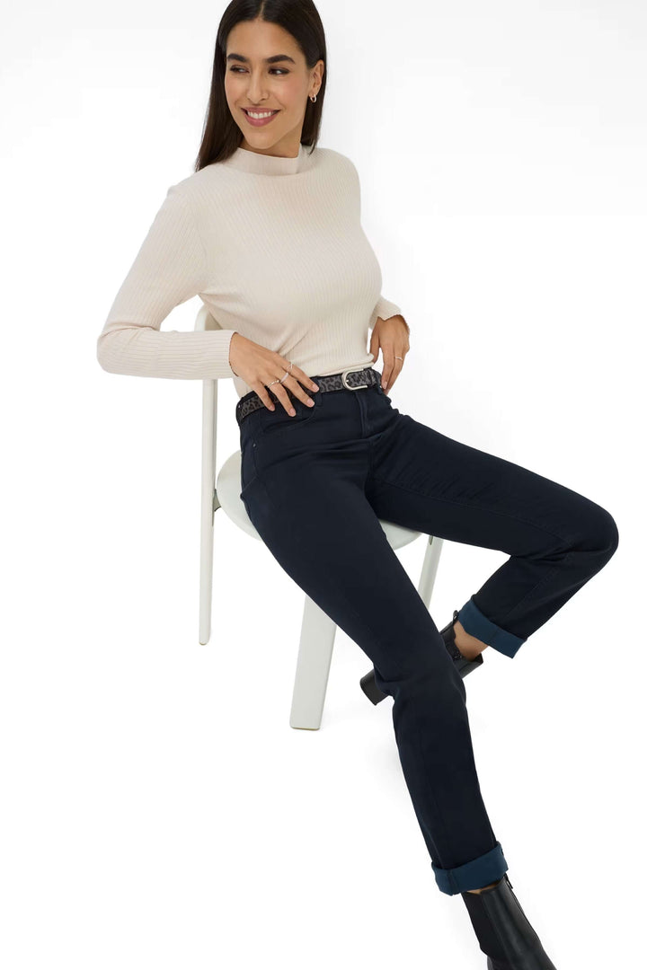 Femme portant Pantalon Mary coupe droite extensible, style décontracté et élégant.