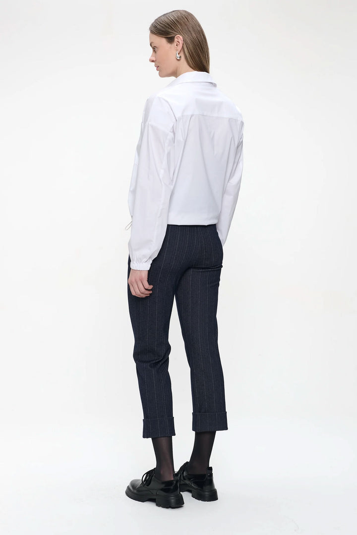 Pantalon Parrot à pinces, rayures verticales, coupe ajustée, longueur 7/8 avec revers, style bureau, sans ceinture, femme de dos.