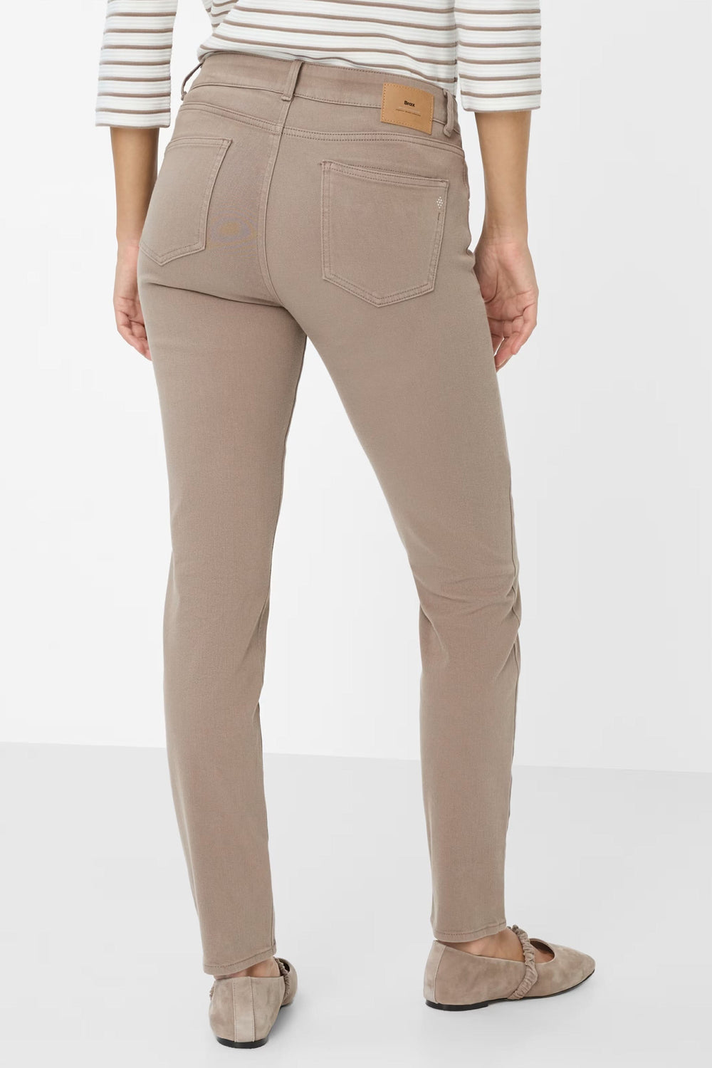 Femme portant le pantalon Shakira, coupe ajustée, taille mi-haute, matière extensible, style élégant