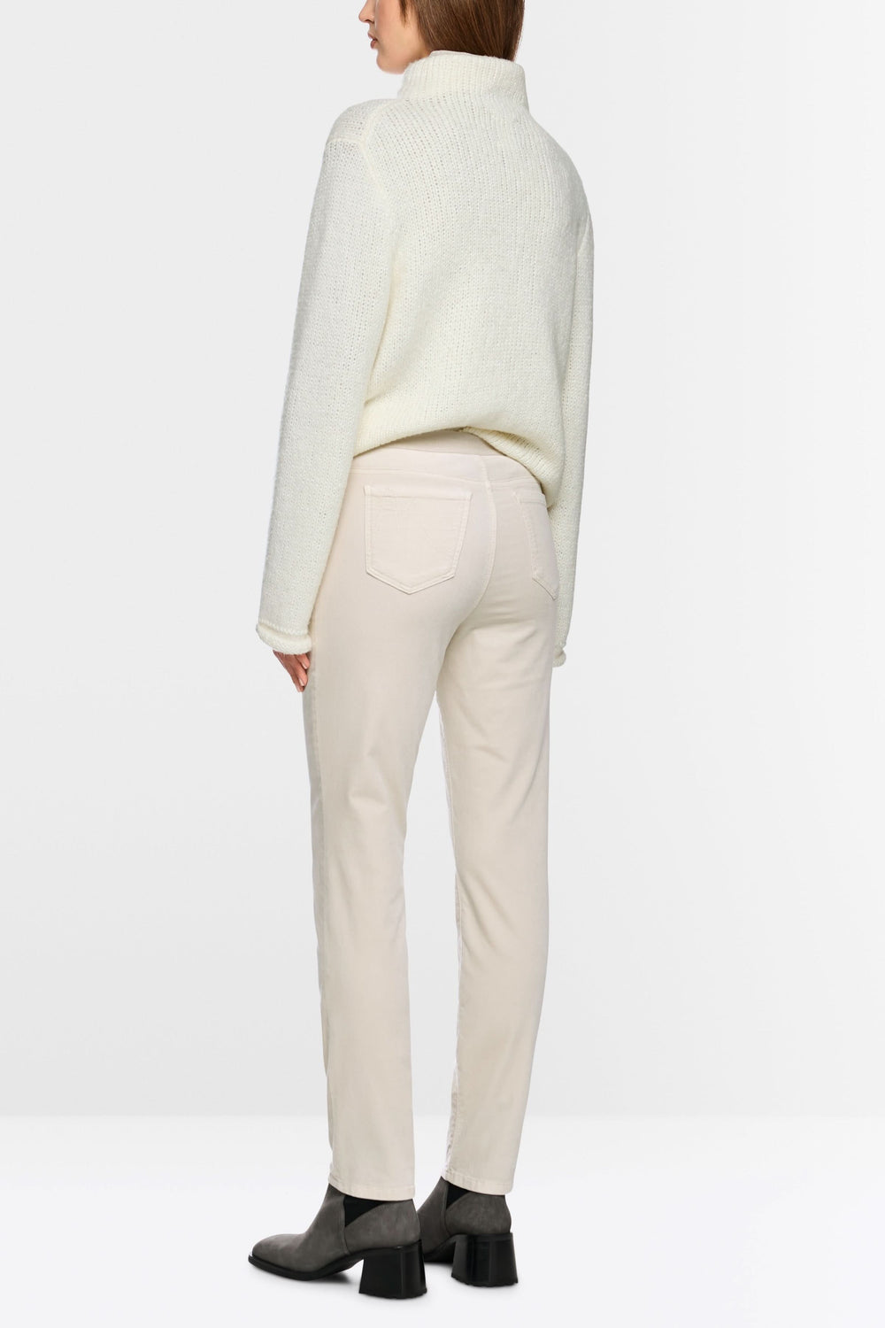Pantalon Siena à taille élastique en coton extensible, coupe ajustée, vu de dos, offrant élégance et confort pour un usage quotidien.