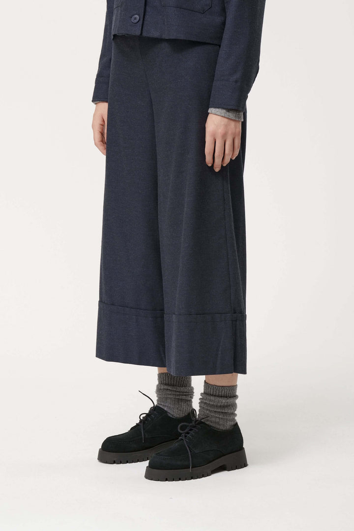 Pantalon Sophio ample, coupe culotte, taille élastique arrière, ourlet marqué, look décontracté et chic pour un style urbain.