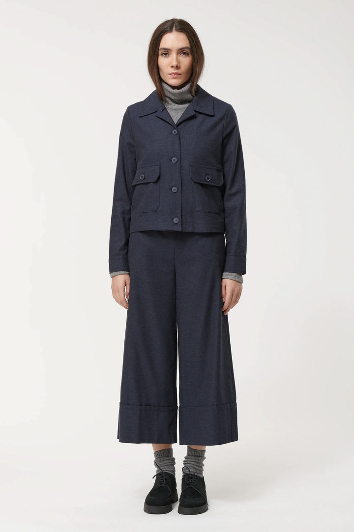 Modèle portant Pantalon Sophio ample façon culotte avec veste assortie, style urbain et moderne.
