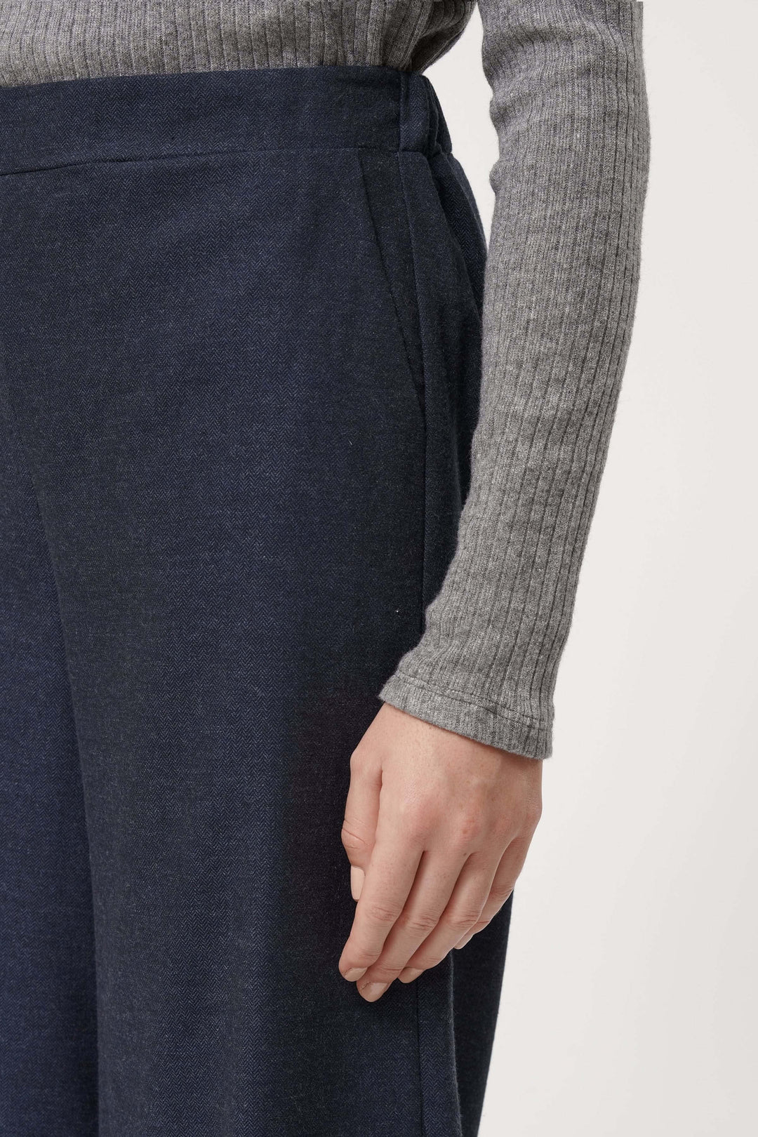 Pantalon Sophio bleu marine ample et fluide, style contemporain avec taille élastique et détails élégants, parfait pour look décontracté chic.