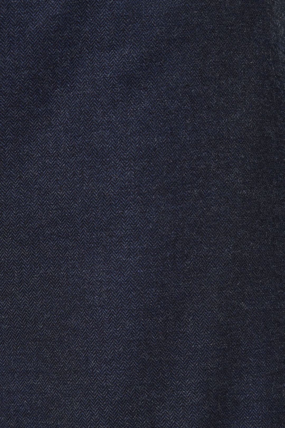 Gros plan sur le tissu du Pantalon Sophio, coton bleu foncé à texture chevron, pour un style urbain et moderne.