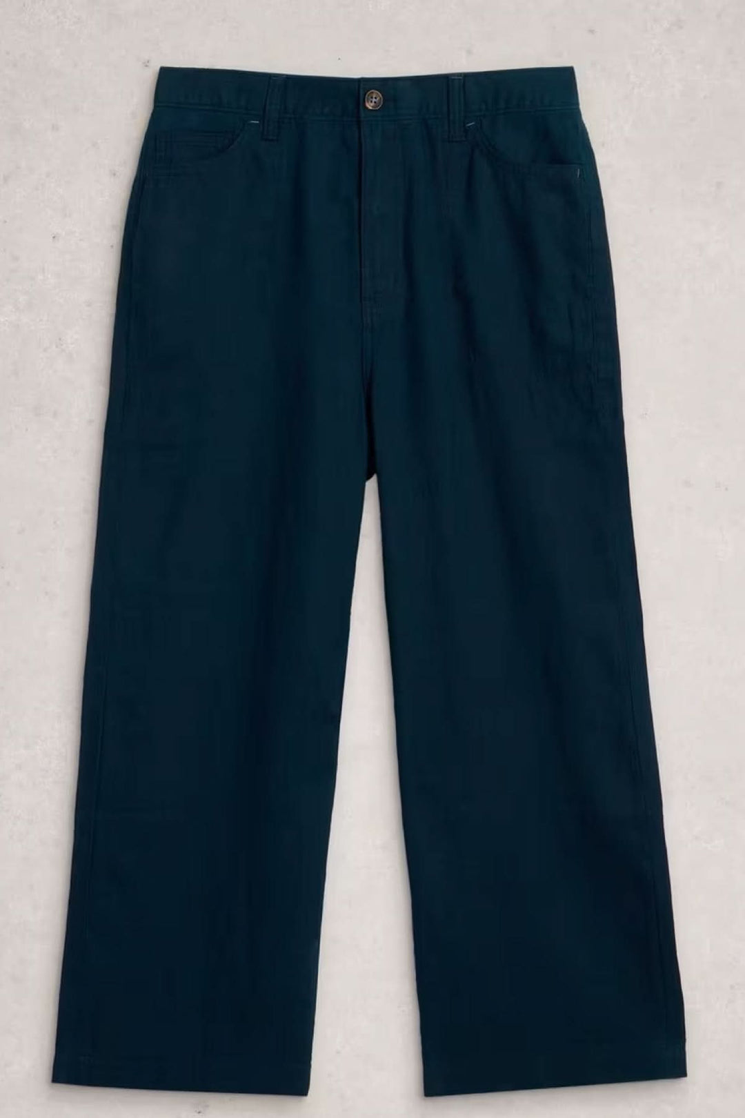 Pantalon Tia à jambes larges bleu avec coupe droite et poches latérales, idéal pour un look professionnel ou décontracté.
