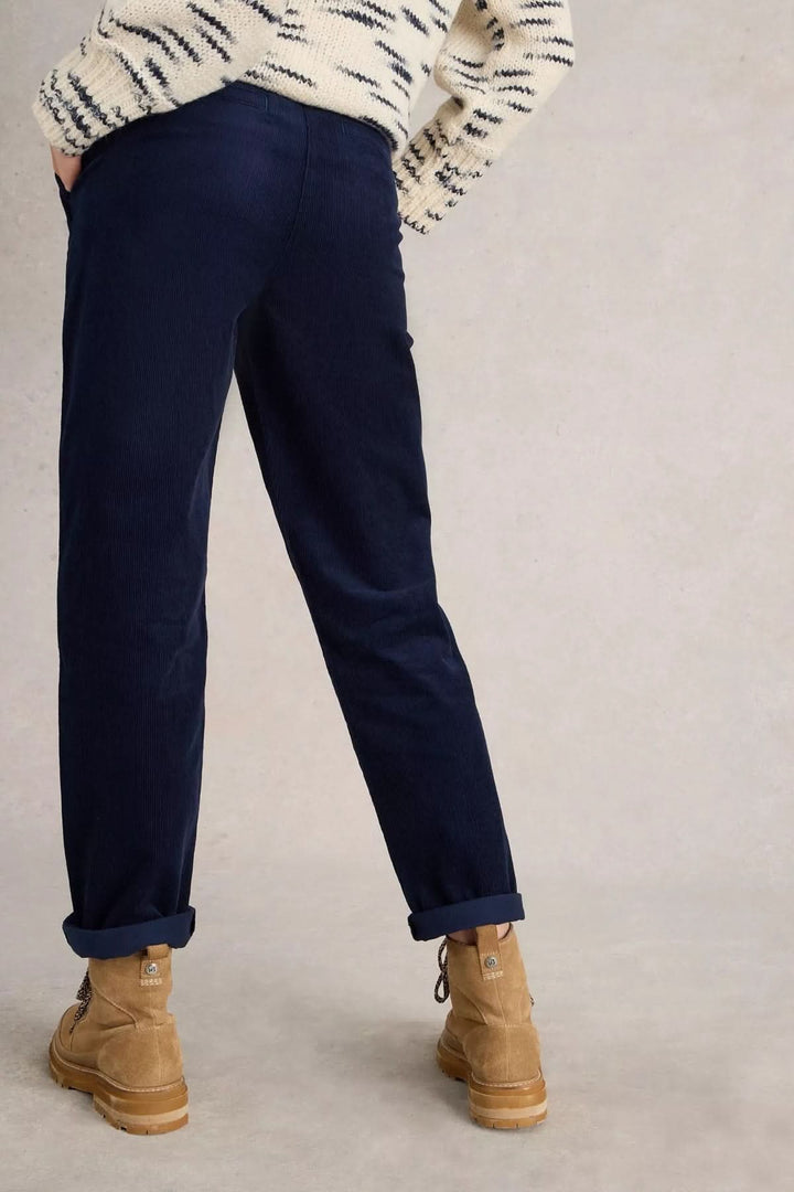 Homme portant le Pantalon Twister en velours côtelé bleu avec poches plaquées, accompagné d&