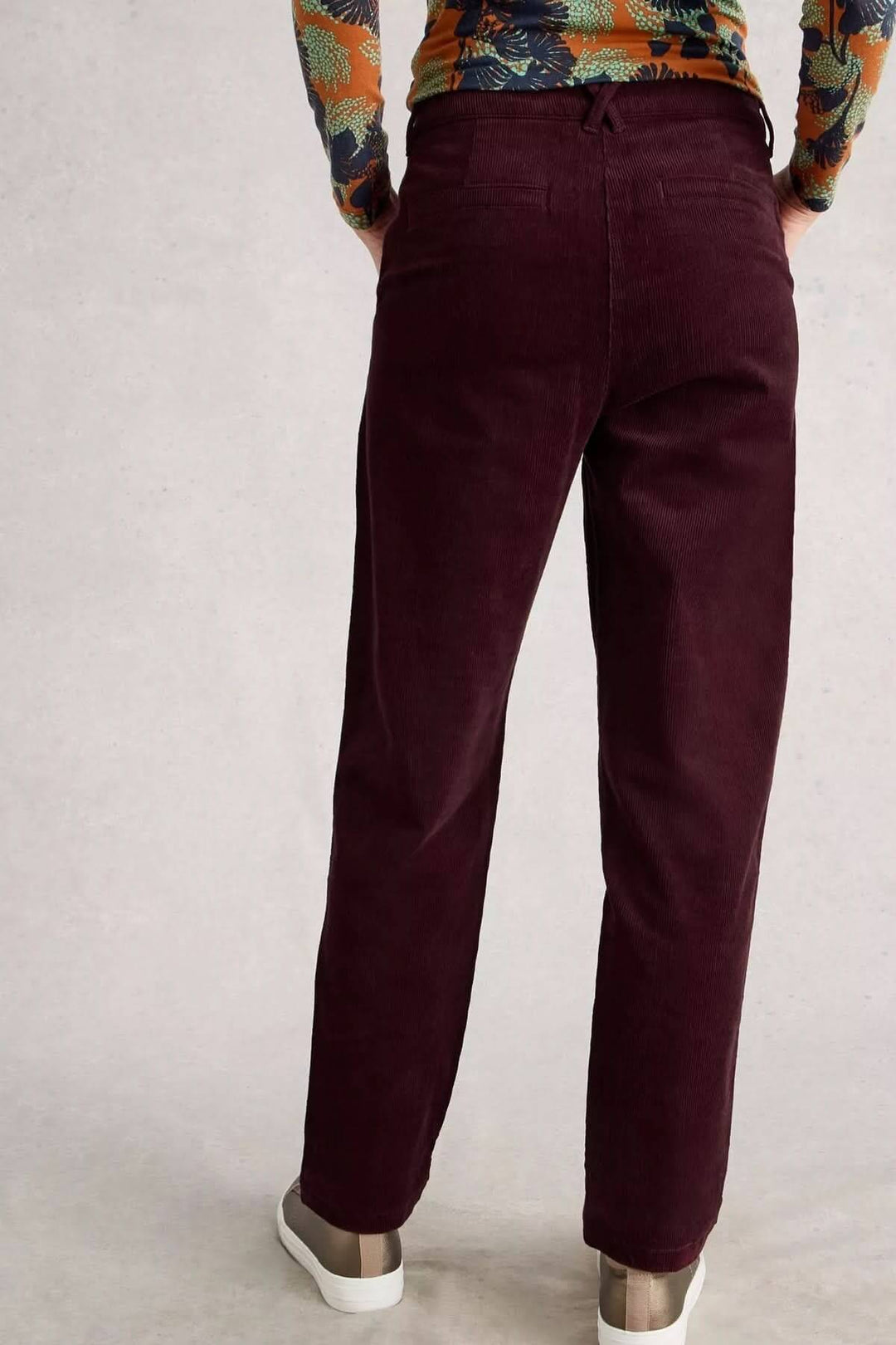 Pantalon Twister en velours côtelé bordeaux, coupe droite et grandes poches, style casual-chic pour la saison.