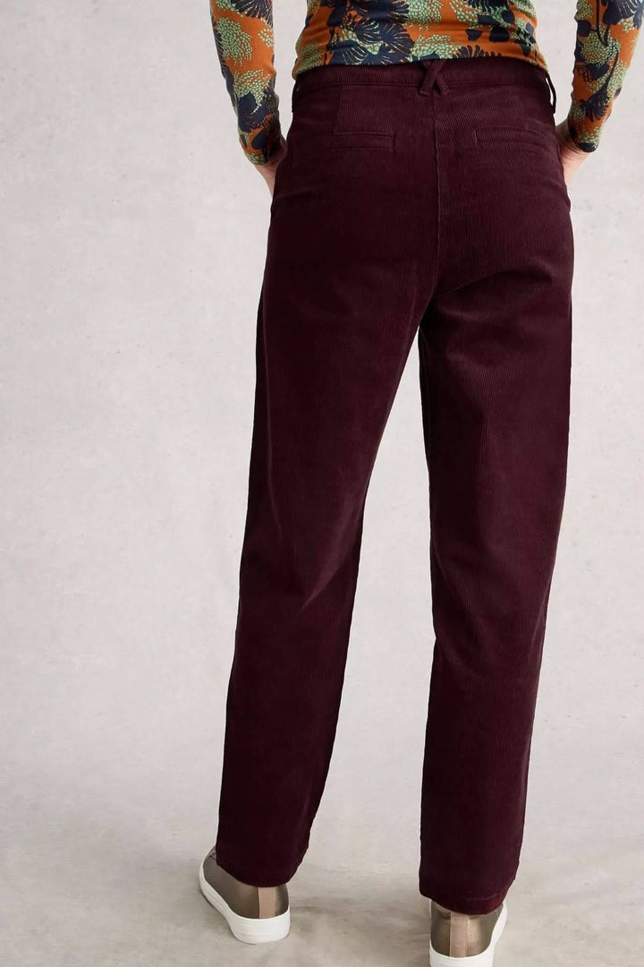 Pantalon Twister en velours côtelé bordeaux, coupe droite et grandes poches, style casual-chic pour la saison.
