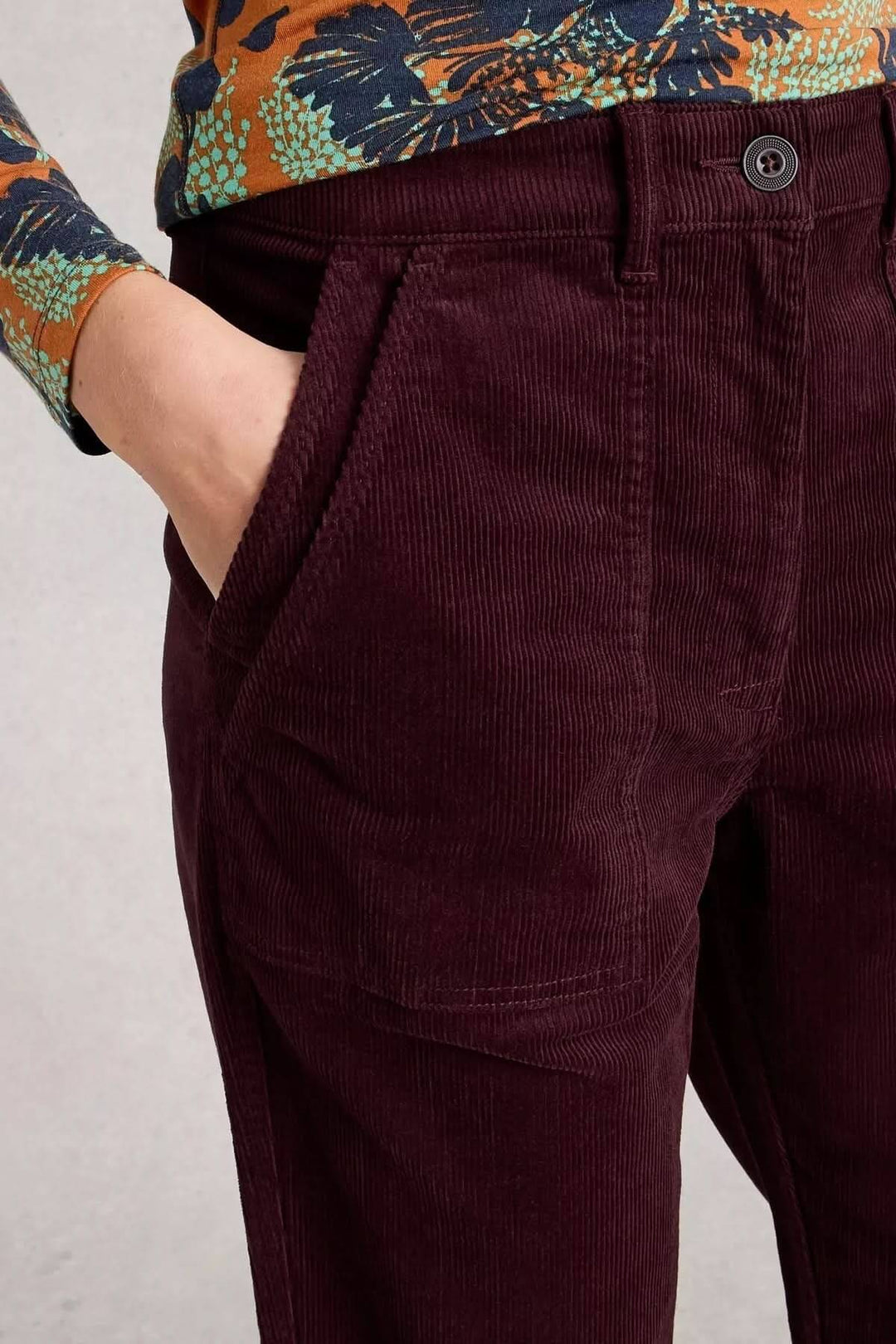Pantalon Twister en velours côtelé avec grandes poches plaquées, coupe droite fuselée, style casual-chic. Portez avec chandail en maille.