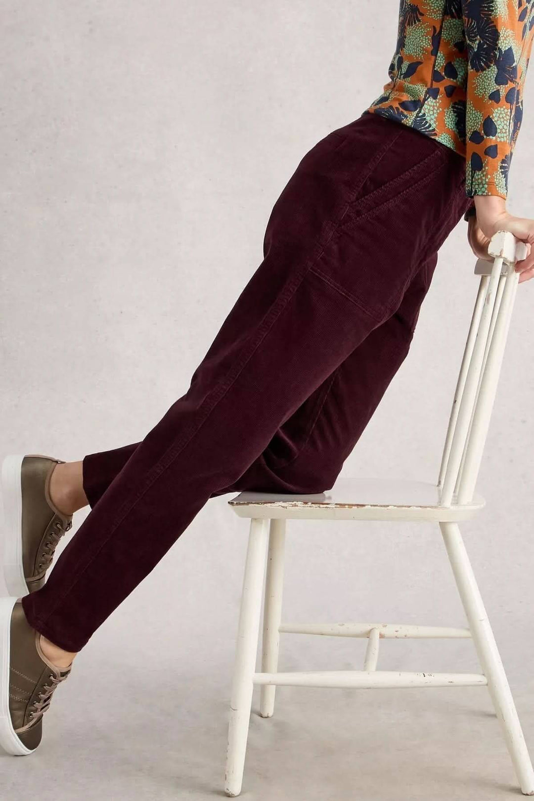 Pantalon Twister en velours côtelé avec poches plaquées, coupe droite. Parfait pour un look casual-chic avec chandail et bottes.