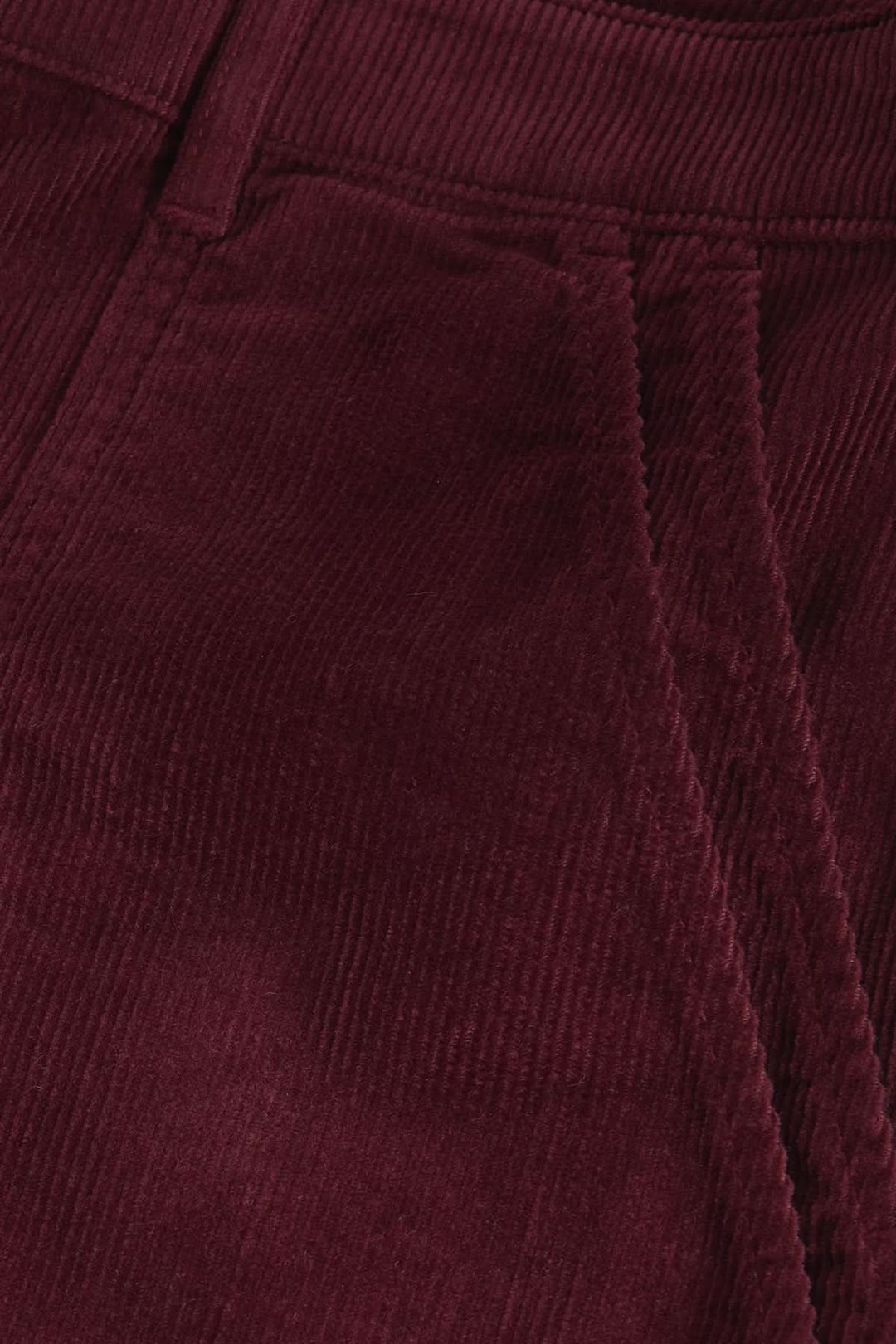 Pantalon Twister en velours côtelé bordeaux avec poches plaquées, coupe droite fuselée, style casual-chic.