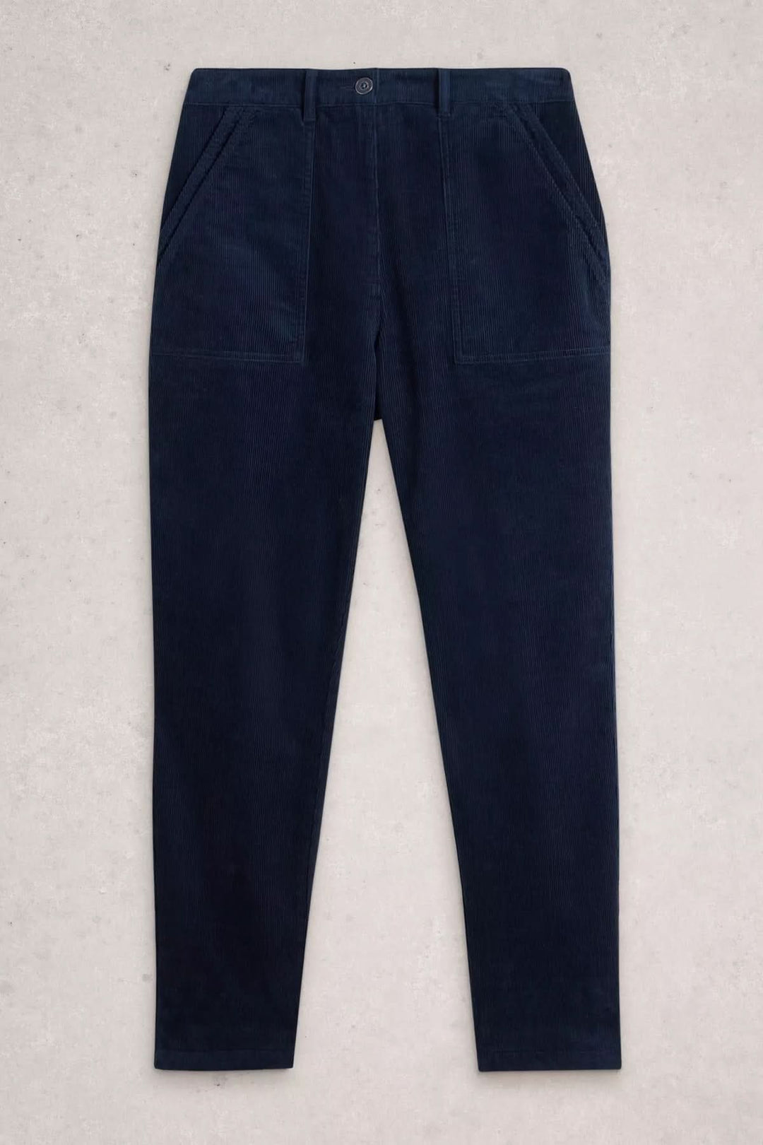 Pantalon Twister en velours côtelé, coupe droite fuselée avec grandes poches plaquées, style moderne et confortable.