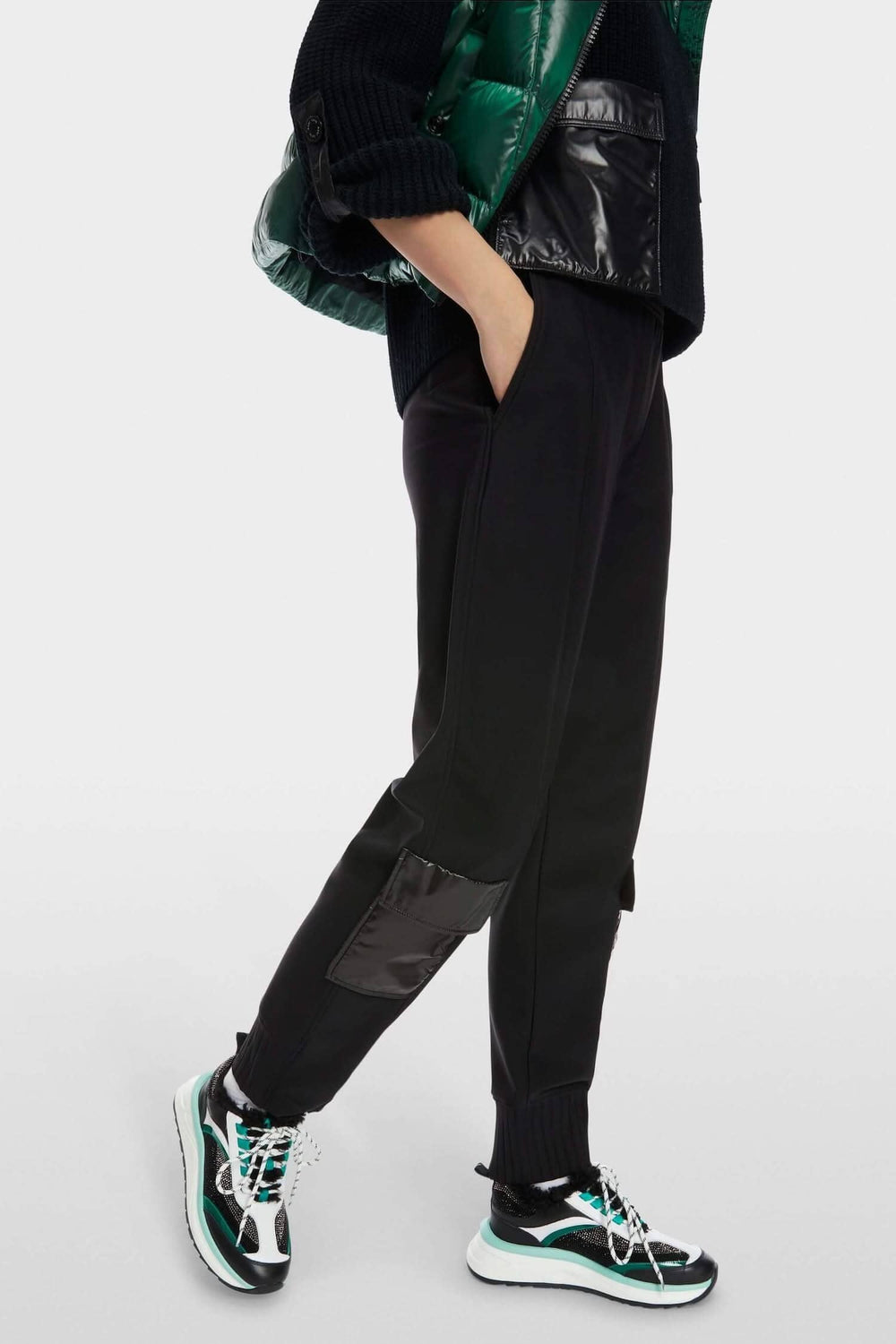 Pantalon noir avec poches en nylon et empiècements côtelés, style décontracté, look utilitaire.