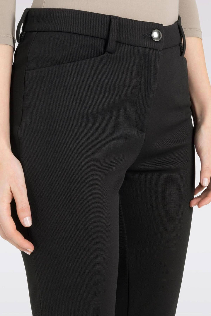 Pantalon boot cut Bella en noir, avec poches latérales françaises et taille confortable, coupe moderne et sportive.