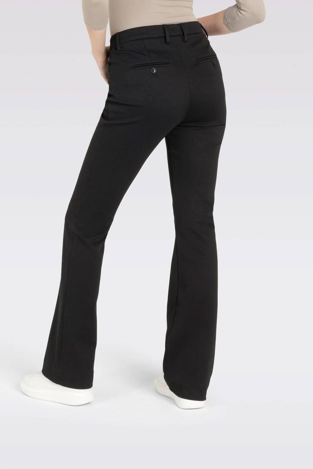 Pantalon boot cut Bella femme, coupe droite, ourlet évasé, poches au dos, porté avec un haut beige.