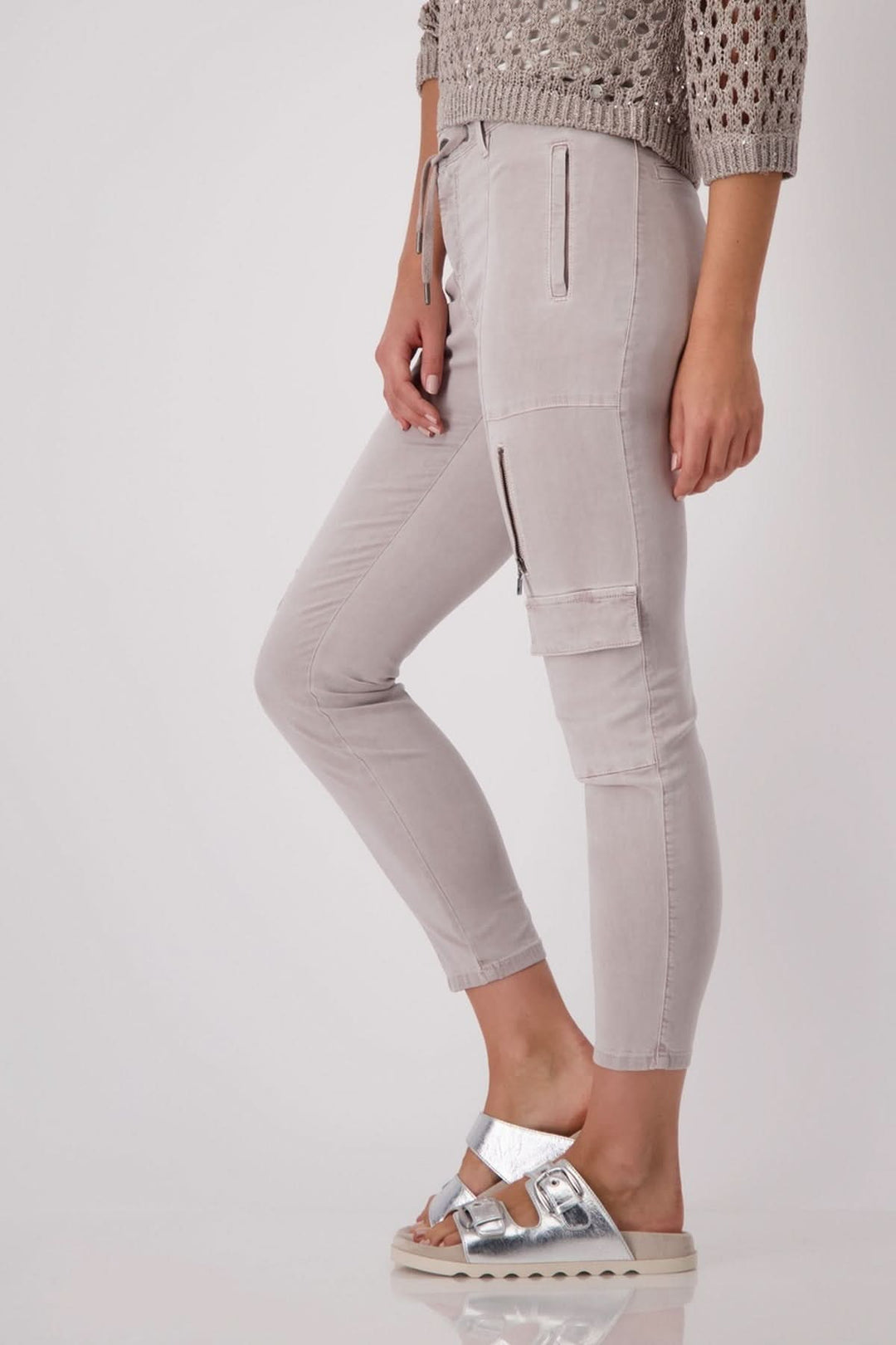 Pantalon cargo en lyocell, couleur beige, avec poches et look décontracté, porté avec un pull léger.