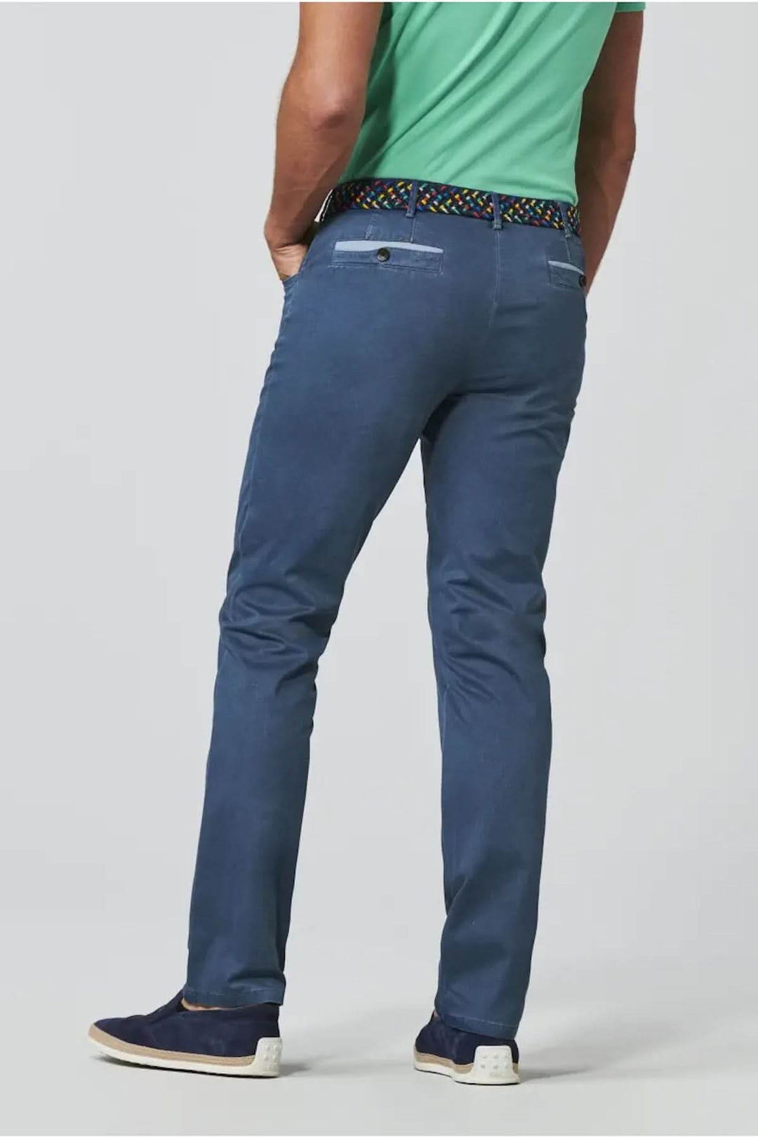 Pantalon décontracté en sergé doux, coupe ajustée et style urbain, porté par un homme de dos.