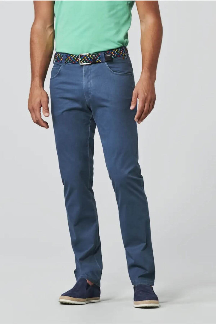 Pantalon décontracté modern avec coupe ajustée, porté par un homme en t-shirt vert, style urbain.