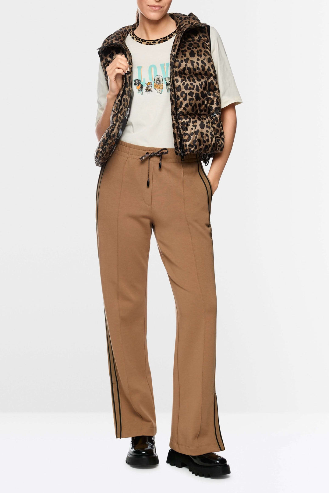 Pantalon décontracté à bandes contrastantes avec coupe droite et taille élastique, idéal pour un look casual chic.