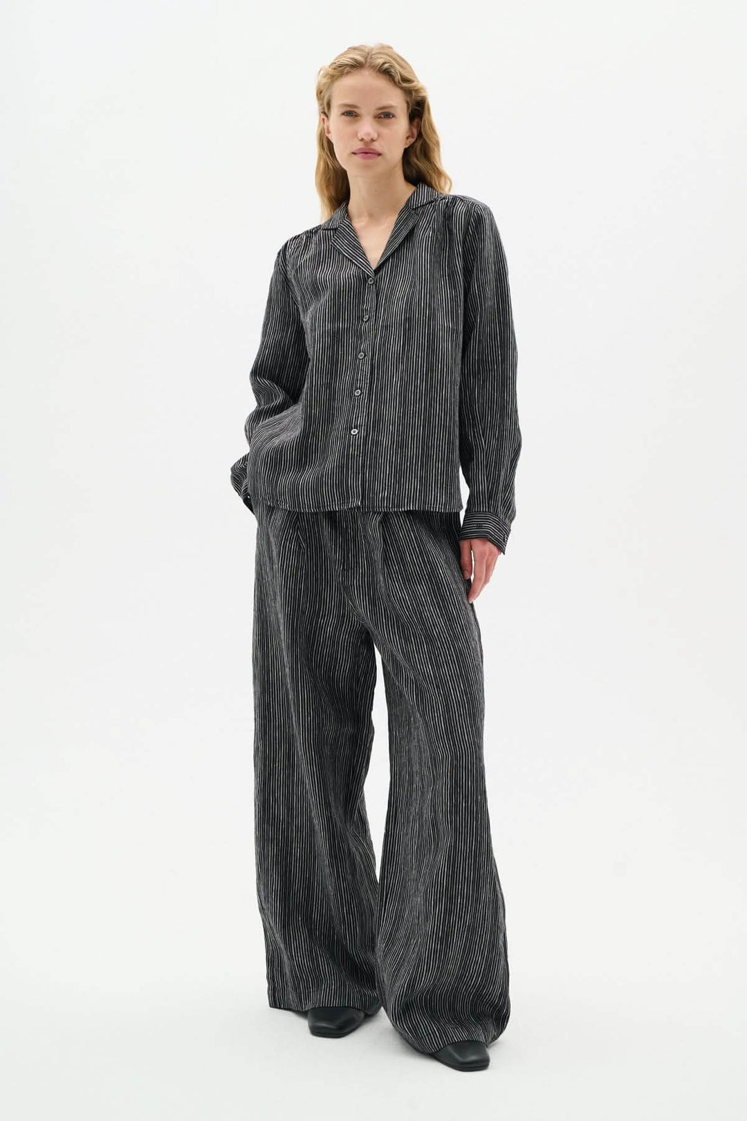 Pantalon de lin Solina avec haut assorti, style décontracté, taille haute et jambe large, élégance et confort.