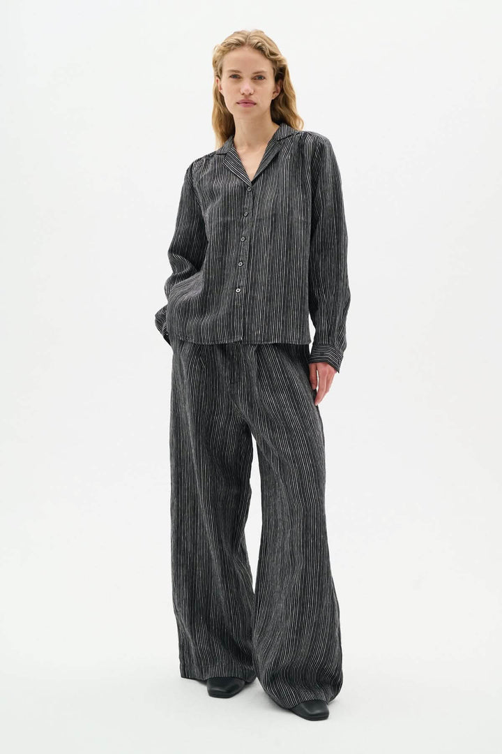 Pantalon de lin Solina avec haut assorti, style décontracté, taille haute et jambe large, élégance et confort.