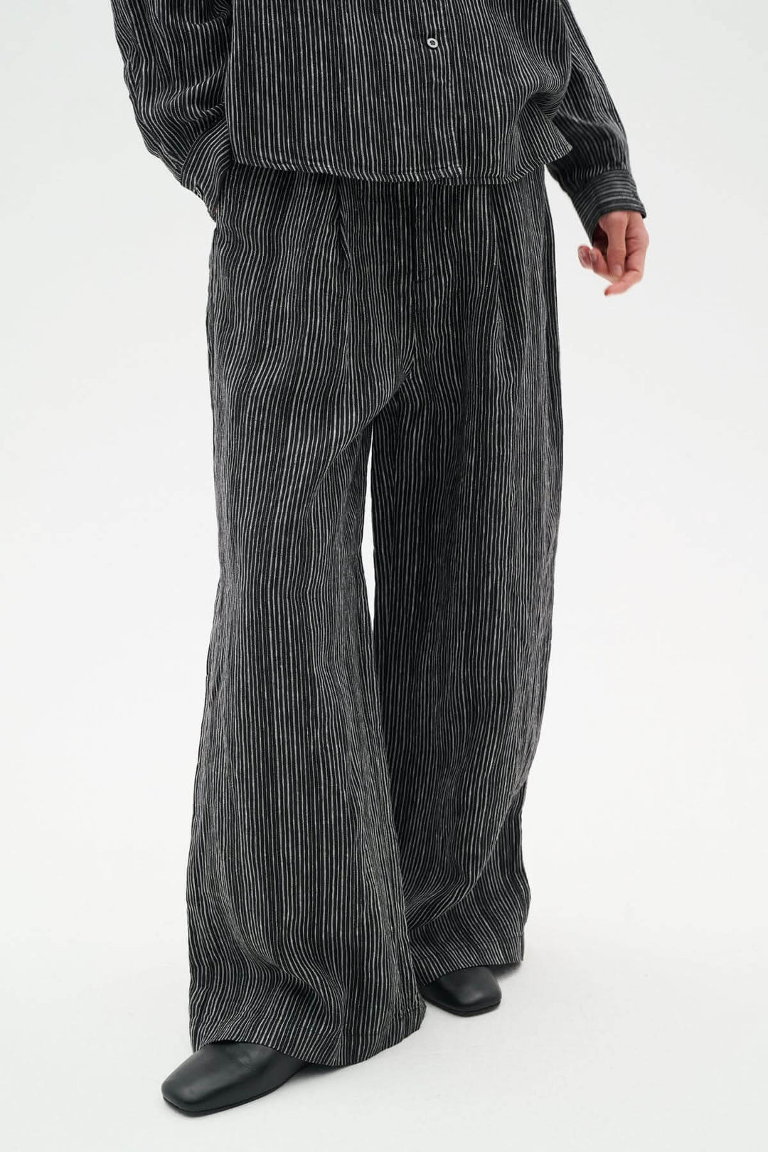 Pantalon de lin Solina à rayures, taille haute, jambe large, élégant et confortable, parfait pour un look décontracté.