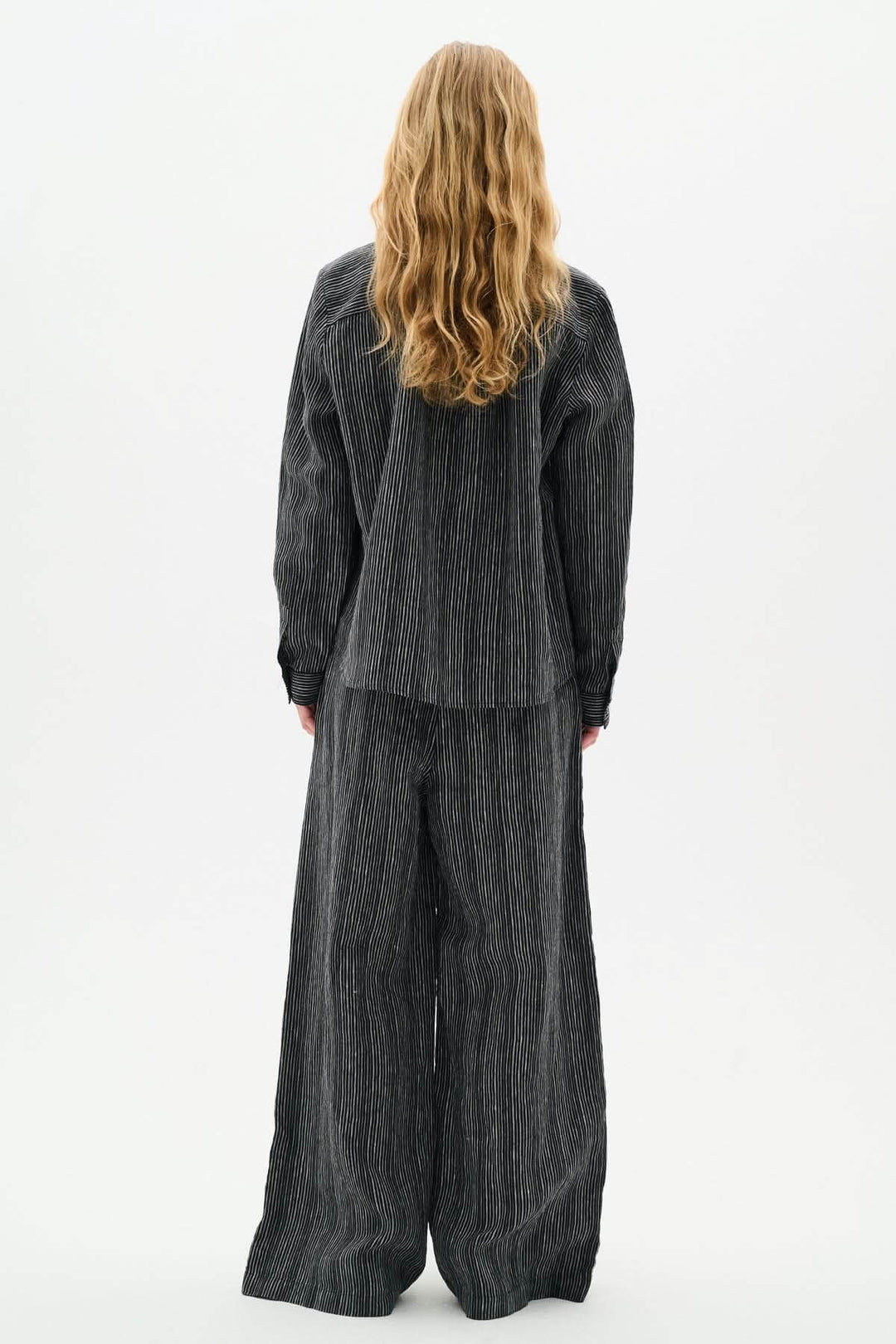 Pantalon de lin Solina avec jambe large, taille haute, et design décontracté, vu de dos.